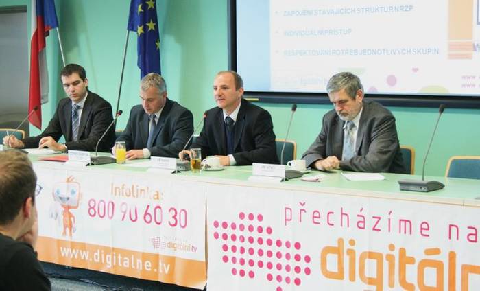 Jiří Mánek (druhý zprava) během svého angažmá v&nbsp;digitalizaci České televize. Po&nbsp;jeho pravici sedí Zdeněk Duspiva, ředitel přechodu ČT do&nbsp;digitálního režimu a&nbsp;budoucí šéf Českého rozhlasu České Budějovice a&nbsp;Českého rozhlasu Vysočina. Foto FB&nbsp;Jirka Mánek