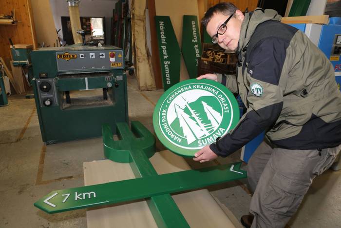 Mluvčí NP&nbsp;Šumava Pavel Pechoušek s&nbsp;novými cedulemi, které pro park vyrobila firma Good Agency z&nbsp;Hluboké nad Vltavou. Pechoušek, stejně jako Mánek studoval za&nbsp;peníze parku program MBA. Na&nbsp;rozdíl od&nbsp;Mánka však musel peníze vrátit. V&nbsp;době auditu totiž ještě neměl odevzdanou diplomovou práci. Foto FB&nbsp;Pavel Pechoušek