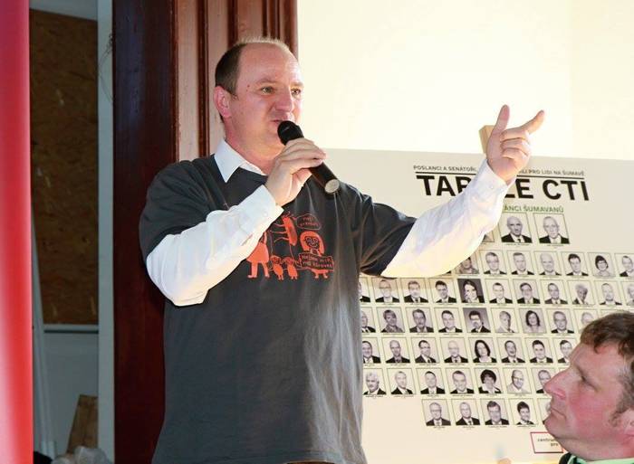 Rok 2017: Jiří Mánek u&nbsp;Královácké tabule cti — soupisu senátorů, kteří podpořili novelu zákona o&nbsp;ochraně přírody, za&nbsp;niž Králováci lobbovali. Tabuli cti doplňovala tabule hanby, na&nbsp;níž byla jména a&nbsp;portréty odpůrců novely. Foto FB&nbsp;Stop Hluboké nad Šumavou