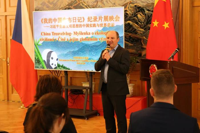 Rok 2025: Jiří Mánek prezentuje svůj pořad na&nbsp;čínské ambasádě v&nbsp;Praze. Foto Fb&nbsp;Jirka Mánek