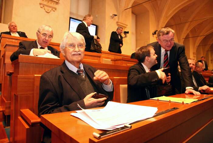 Jiří Dienstbier starší na sklonku života v září 2010 vystoupil v Senátu proti antikomunisticky zatíženému zákonu o třetím odboji. Foto Archiv redakce