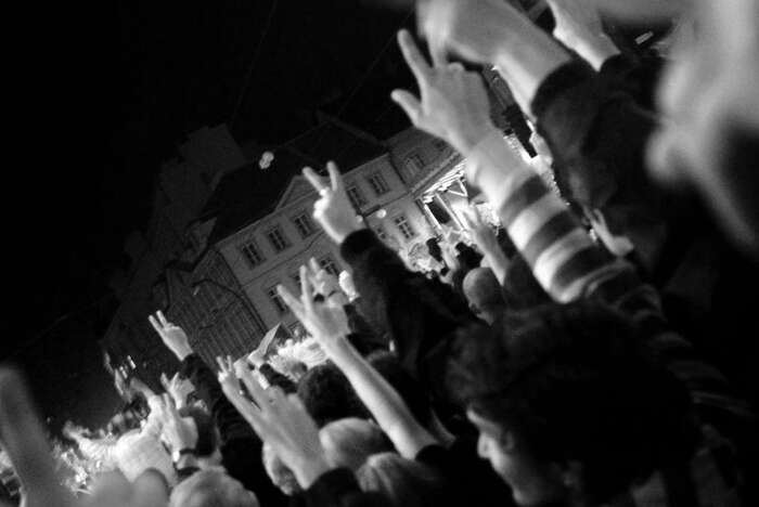 Devětaosmdesátý dostal lidi z chalup, shánění a přikrádání. Jeho étos je možné složit znovu. Z dílů, které leží na zemi. Foto David Muzik, DR